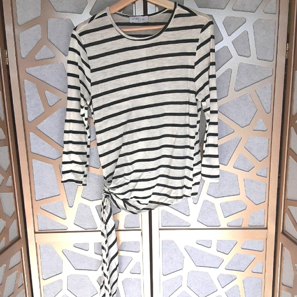 NWT Ivory/Black stripe crewneck with ruched detail - Picture 3 of 8
